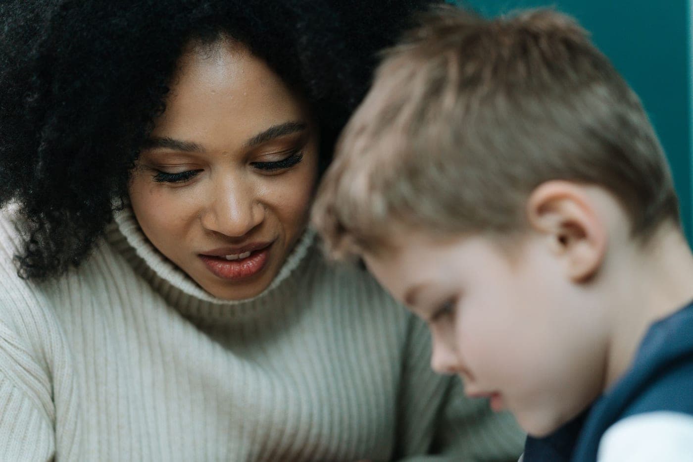 Professionnelle accompagnant un enfant dans un moment d’apprentissage