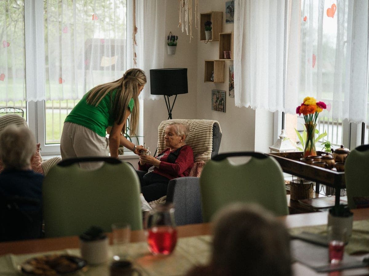Accompagnement de personnes âgées autour d’une table
