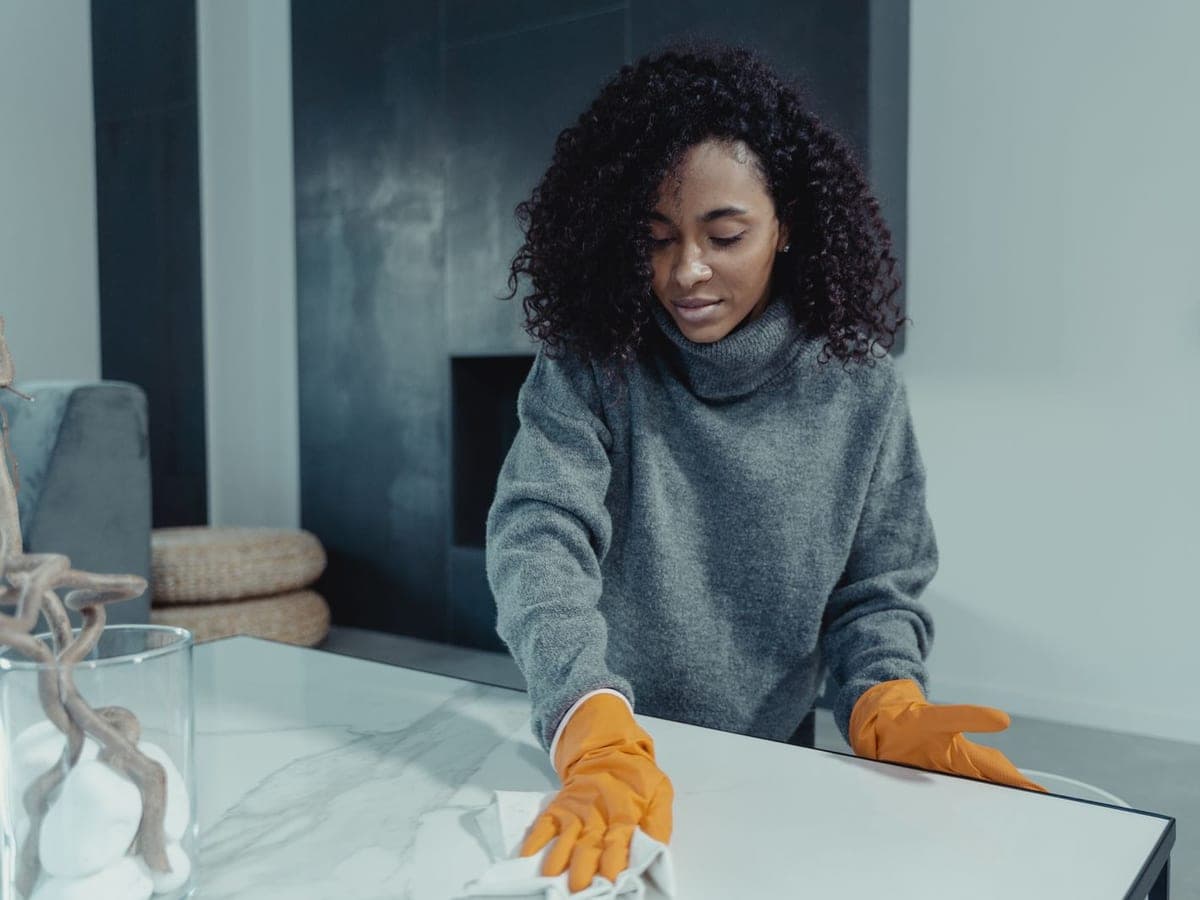 Nettoyage d’un plan de travail avec des gants de protection