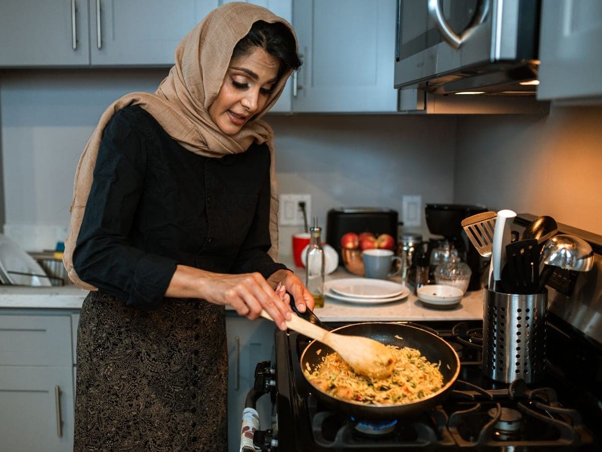 Préparation d’un plat sur une cuisinière