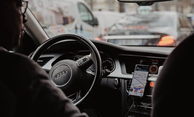 Chauffeur EMi au volant, dans la circulation d’Abidjan