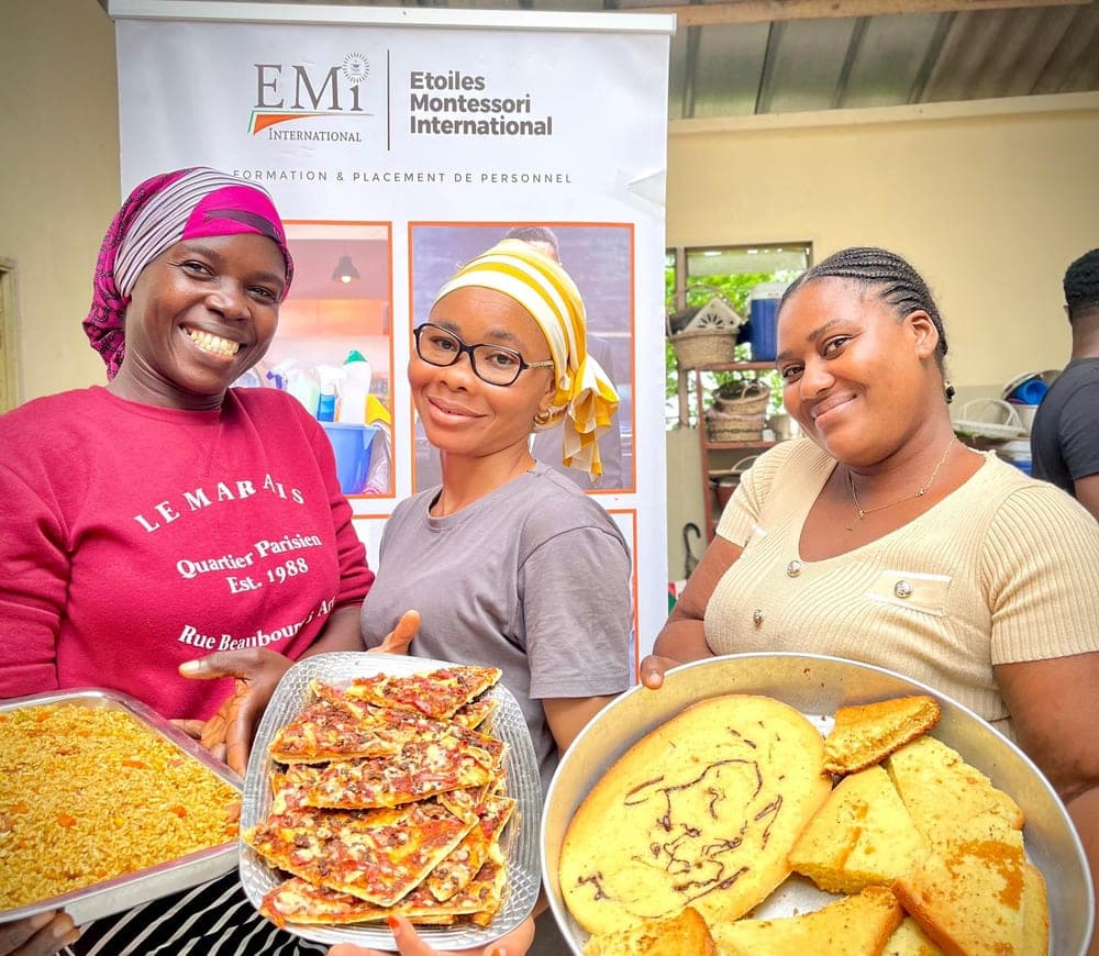 Stagiaires EMi présentant les plats préparés lors d’une formation en cuisine