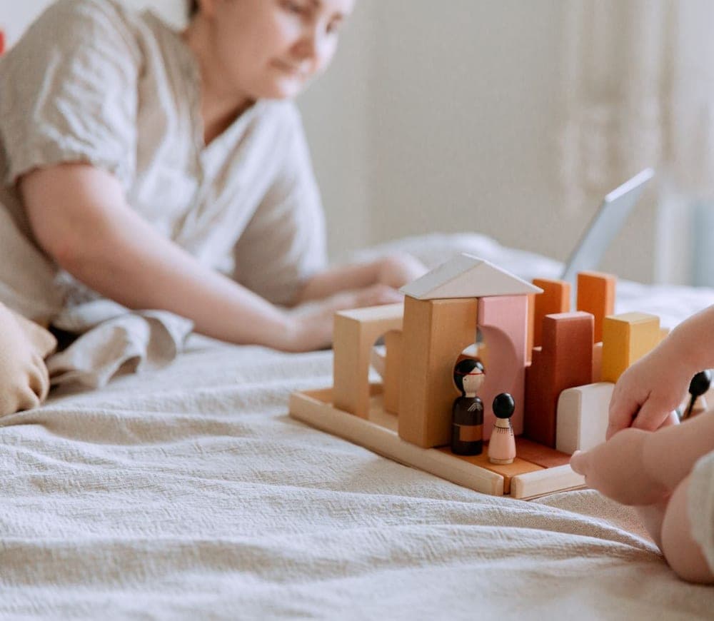 Jouets d’éveil en bois installés pour un temps de jeu avec un enfant