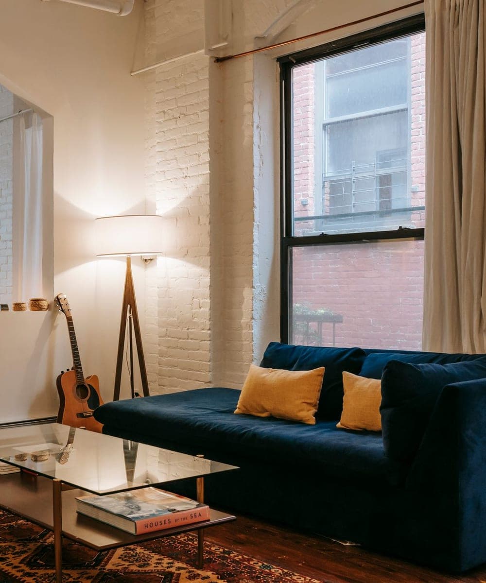 Salon moderne, chaleureux et lumineux d’une maison familiale