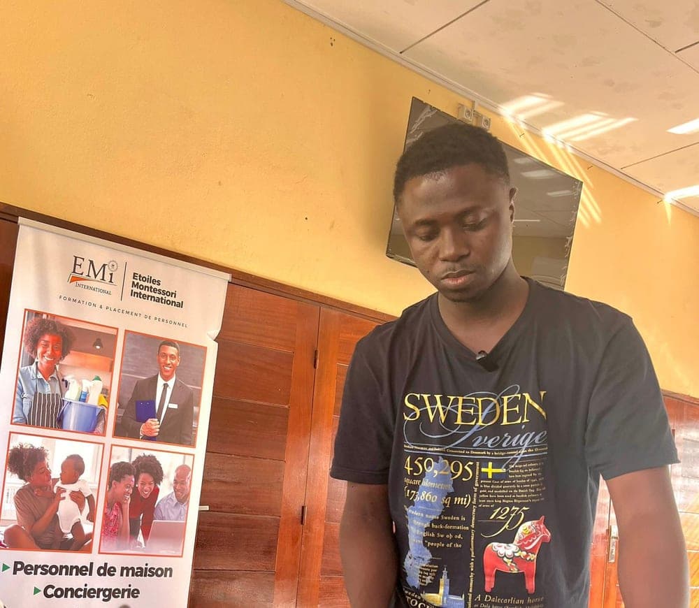 Stagiaire EMi pliant et repassant du linge lors d’une formation
